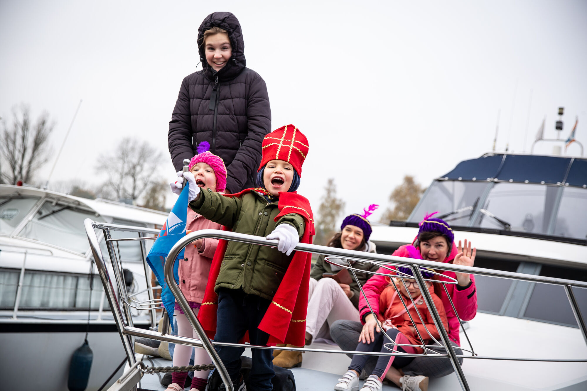 Kinderen spelen sint en piet op een boot Kinderen spelen sint en piet op een boot